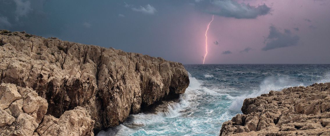 Catanzaro, fulmine si abbatte sulla spiaggia. Ferite 4 persone