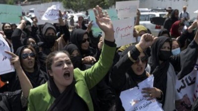 Kabul, la libertà delle donne sempre più compromessa. Spari per sedare le proteste