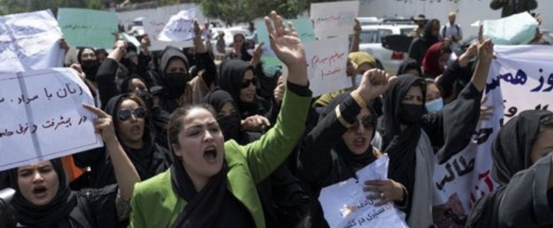 Kabul, la libertà delle donne sempre più compromessa. Spari per sedare le proteste