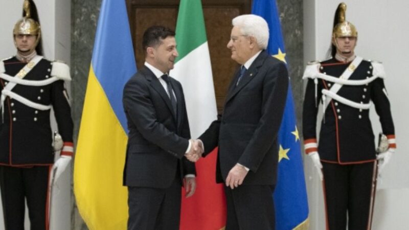 Mattarella scrive a Zelensky: “L’Italia sostiene fermamente l’Ucraina”
