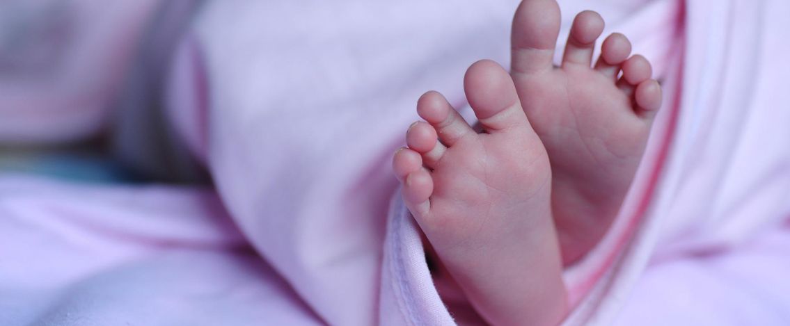 Neonata abbandonata in un parcheggio. Ecco dove è accaduto