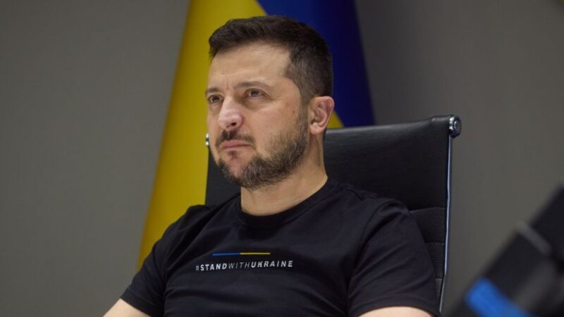 Zelensky pone le condizioni per la pace, mentre in Russia scoppiano le proteste
