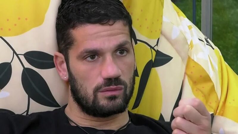 Luca Salatino dopo l’uscita dal GF mostra il bigliettino di Antonino