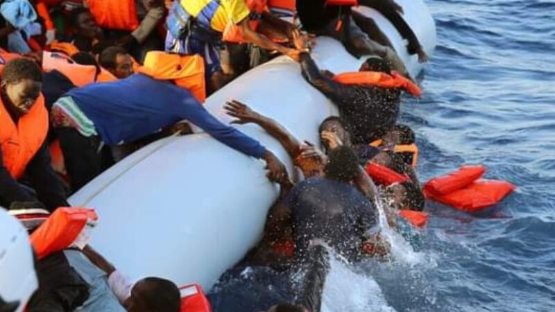 Lampedusa, nuovo salvataggio di migranti: due adulti e una bimba perdono la vita