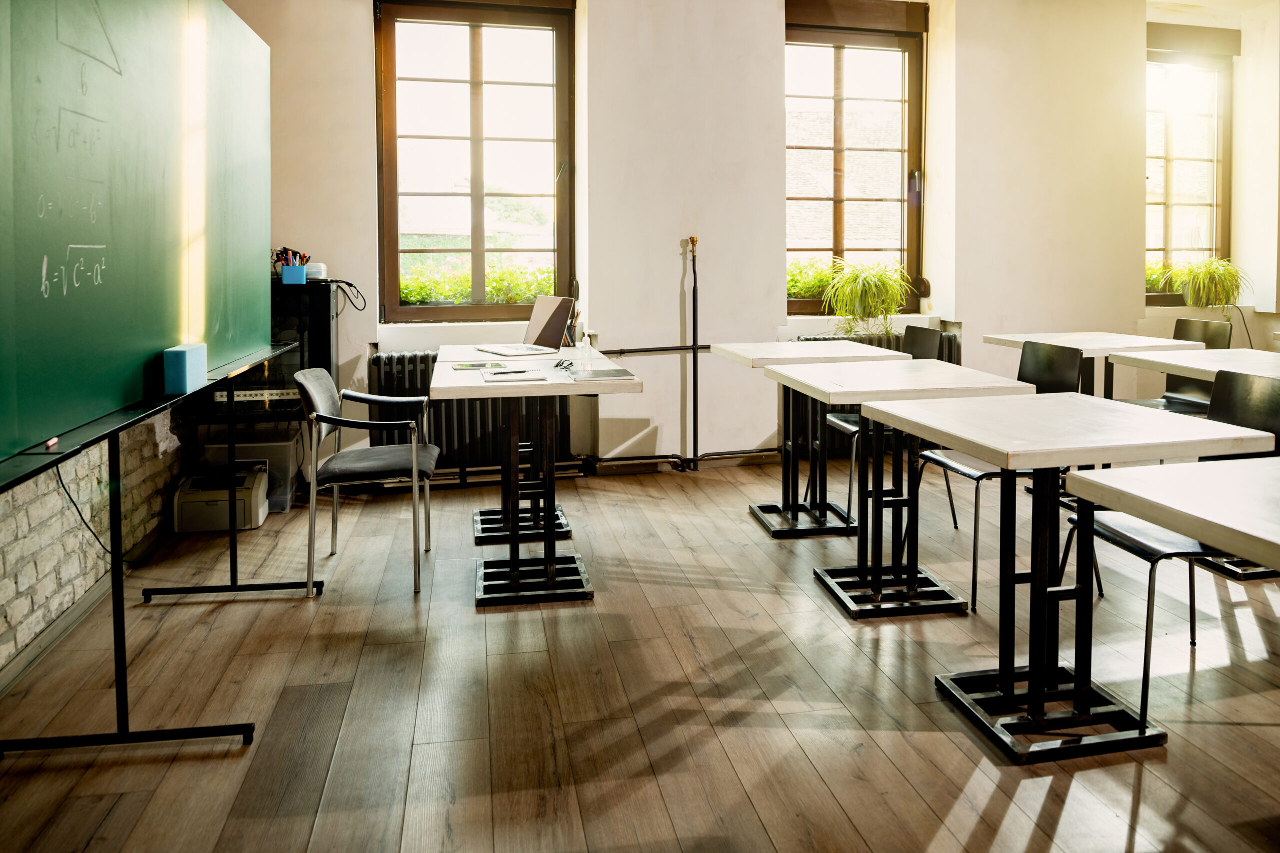 Professore viene aggredito dagli alunni, ma la preside li difende. Ecco perché