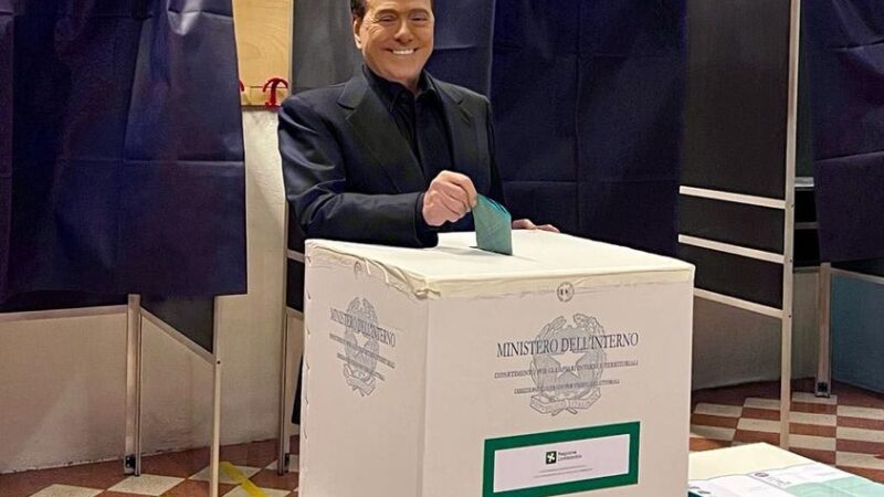 Kiev risponde alle dichiarazioni di Berlusconi: “bacia le mani insanguinate di Putin”