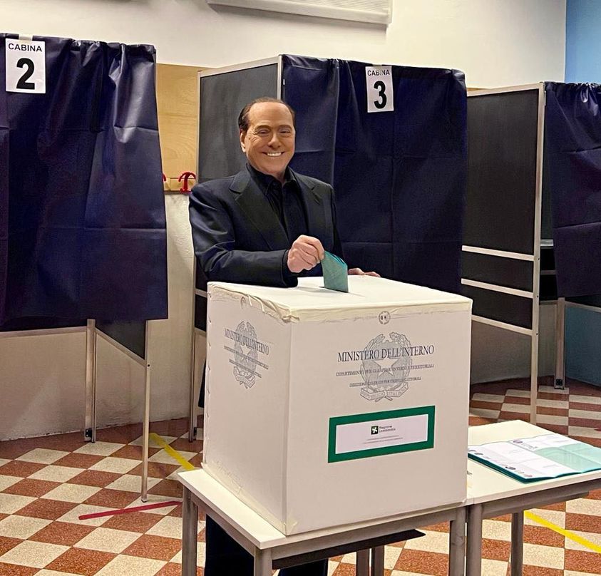 Kiev risponde alle dichiarazioni di Berlusconi: “bacia le mani insanguinate di Putin”