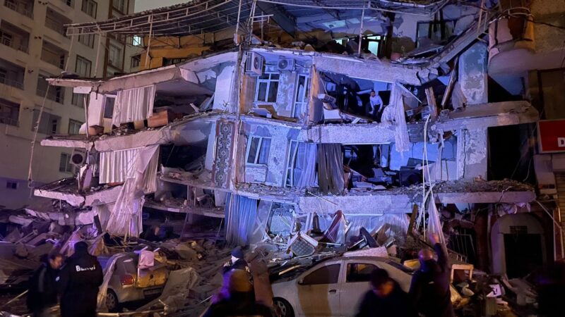 Terremoto in Turchia e Siria, tre scosse in poche ore. Oltre 1500 le vittime accertate