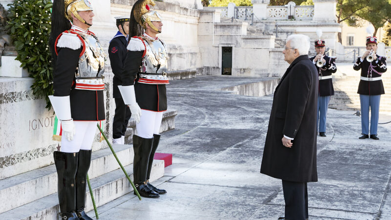Mattarella: “La Costituzione, l’Inno degli italiani e la Bandiera sono i riferimenti che ci guidano”