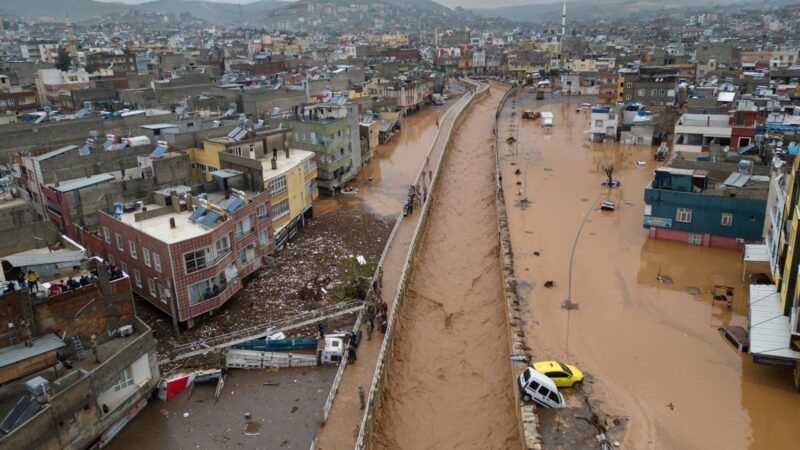 Turchia, altre difficoltà per i terremotati: un’alluvione distrugge le tende