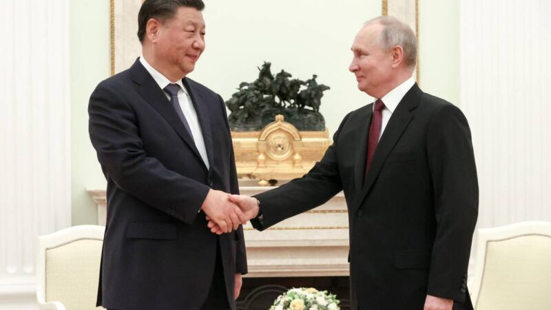 Xi Jinping invita Putin a Pechino, sfidando il mandato di cattura dell’Aja