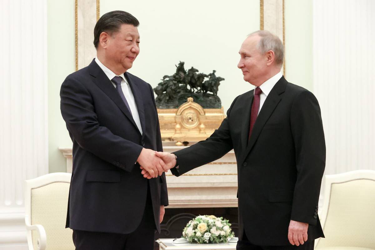 Xi Jinping invita Putin a Pechino, sfidando il mandato di cattura dell’Aja