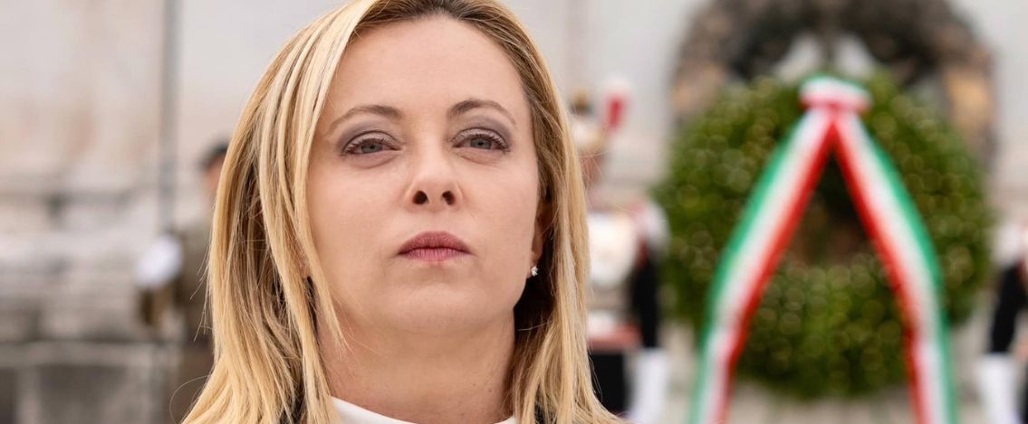 Tensione tra Francia e Italia sulla questione migranti. Meloni definita “incapace”
