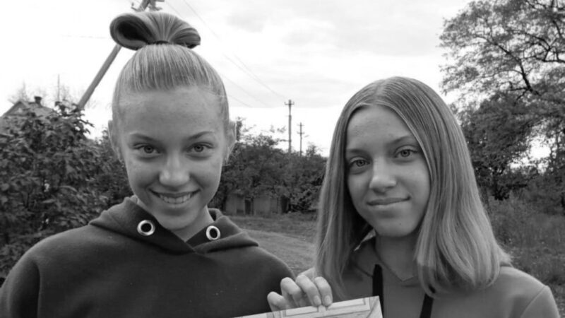 Anna e Yulia, le due gemelle di 14 anni uccise in un bombardamento a Kramatorsk