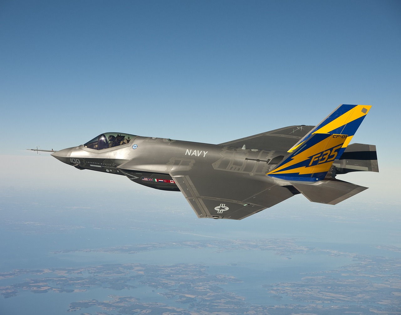 Paura nei cieli di Washington, velivolo inseguito da jet si schianta