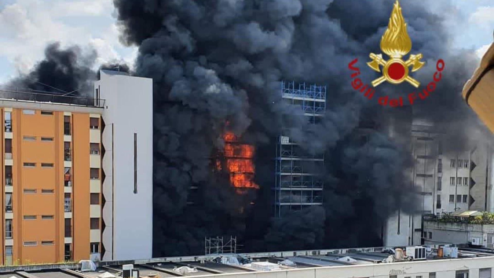 Roma, vasto incendio in un palazzo. Un morto e diversi feriti