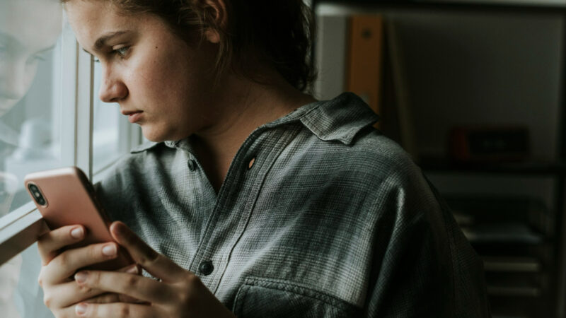 15enne violentata dal patrigno per anni, la madre non le aveva creduto