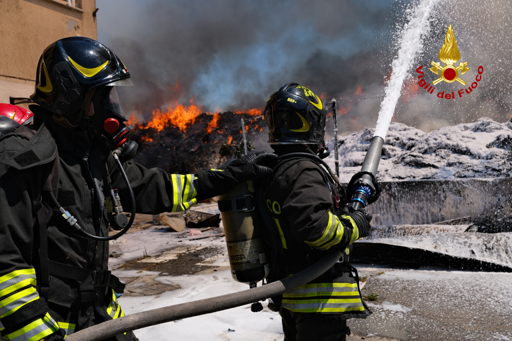 Incendio a Ciampino, in corso il monitoraggio sulla qualità dell’aria