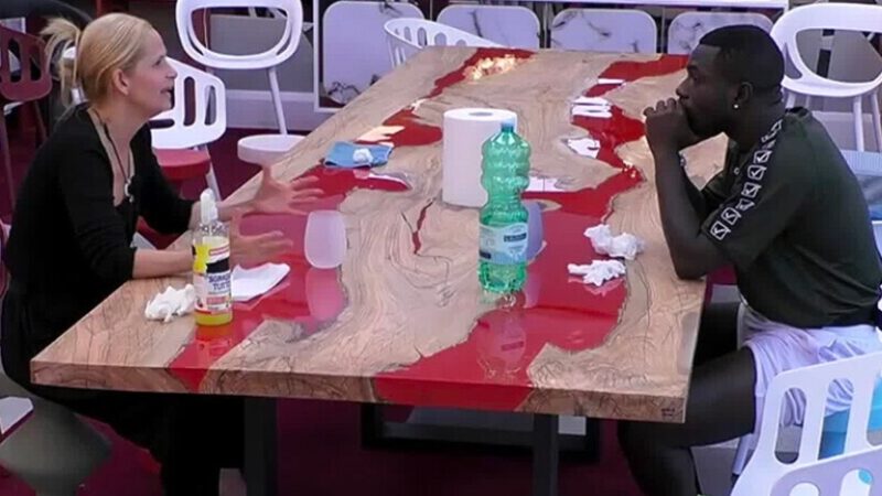 Grande Fratello, il primo confronto tra Grecia e Arnold