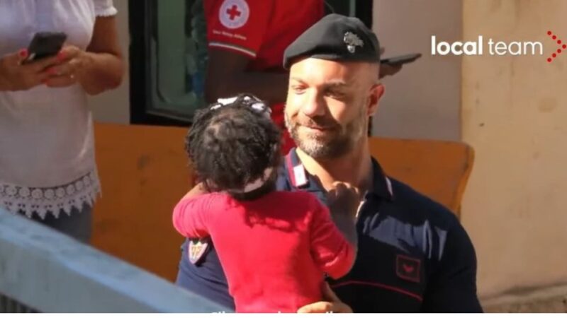 Lampedusa, il carabiniere che gioca con la bambina: «la cosa più normale di questo mondo»