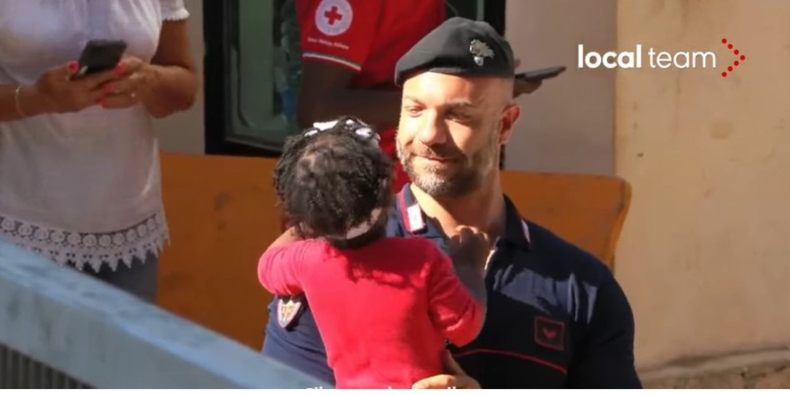 Lampedusa, il carabiniere che gioca con la bambina: «la cosa più normale di questo mondo»