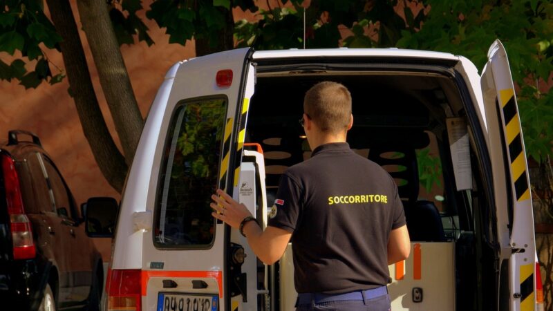 Operaio in gravi condizioni dopo essere stato investito