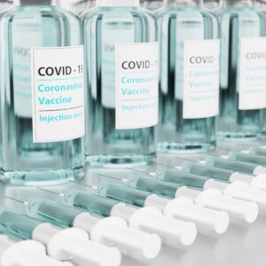 Vaccini Covid, l’Ema: “sono efficaci contro la variante Eris”
