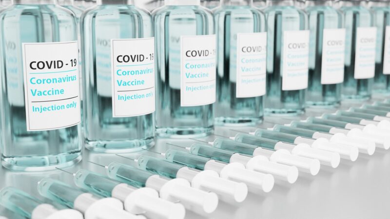 Vaccini Covid, l’Ema: “sono efficaci contro la variante Eris”