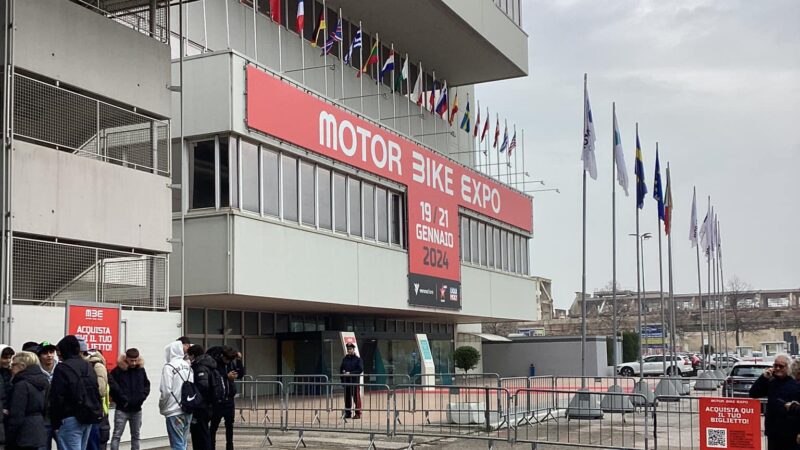 Incidente al Motor Bike Expo: stuntman perde il controllo dell’auto, travolge spettatori