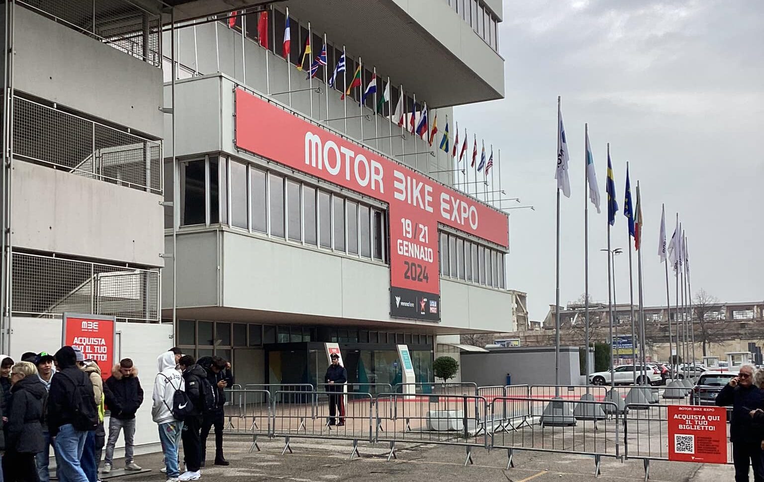 Incidente al Motor Bike Expo: stuntman perde il controllo dell’auto, travolge spettatori