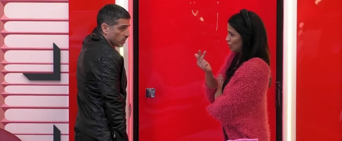 Grande Fratello, un aereo per Massimiliano e Monia: la reazione dell’attore