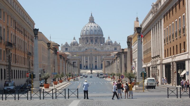 Vaticano, uomo armato di coltello cerca di fare irruzione
