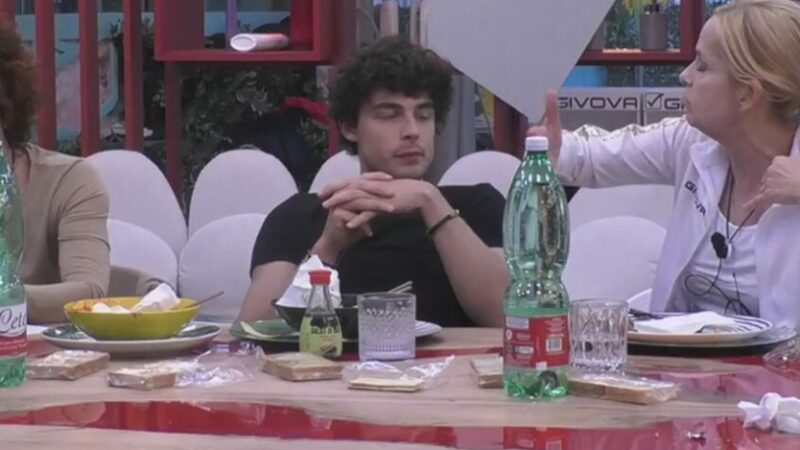 Grande Fratello, Vittorio commenta l’uscita dalla Casa di Grecia. La dedica