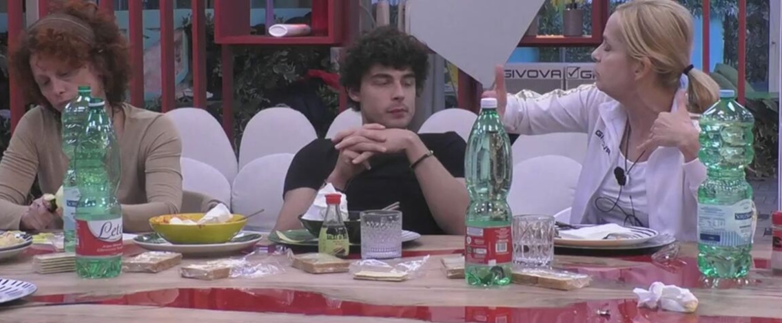 Grande Fratello, Vittorio commenta l’uscita dalla Casa di Grecia. La dedica