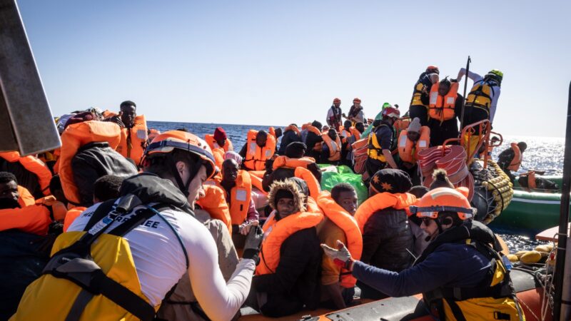 Migranti, nuovi sbarchi a Lampedusa: oltre 1.100 nell’hotspot
