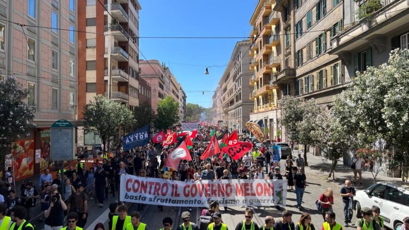 Roma, momenti di tensione durante i cortei contro il Governo