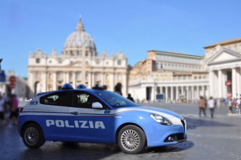 Roma, scopre la figlia a letto con lo zio e lo lancia dalla finestra