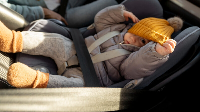 Bimba di un anno muore in auto: il padre la dimentica per ore