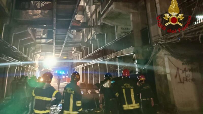 Tragedia alla Vela di Scampia: crolla ballatoio, morte due persone